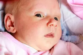 新生儿多久可以看出双眼皮？图片