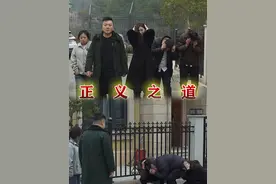 女孩子出门在外保护好自己，遇到危险要灵活应对，该出手时就出手#抖音小助手 #剧星贺岁过大年视频封面