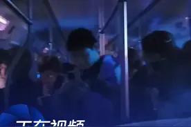 武汉地铁2号线一列车突发故障，目前故障已排除 据@武汉地铁运营：目前，2号线有一列开往天河机场方向的列车在积玉桥站至江汉路站区间发生故障。现场视频显示车厢内一片漆黑，现故障已排除，全线正逐步恢复正常运营，给您造成的不便敬请谅解。视频封面