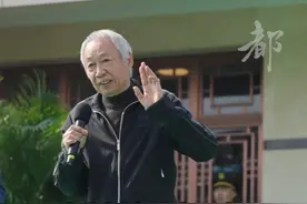 【李大钊之孙李亚中：爷爷没给我们留下家训，但他的这些品质我们终身难忘】3月23日，在北京万安文化馆揭幕仪式上，李大钊烈士之孙李亚中讲述了李大钊烈士的故事。“祖父牺牲时家里五个子女，却只有一块大洋，并没有留下什么家训。但我们仍能从鲁迅等人的评价中，学习他身上诚实谦和、律己宽人的宝贵品质，求真务实的伟大精神。”#李大钊之孙谈家训视频封面