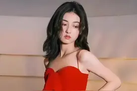 当女星身材暴露在路人视角下，张子枫肋骨根根分明，赵露思后背坑坑洼洼，刘亦菲愈发丰韵 #张子枫 #古力娜扎 #关晓彤 #刘亦菲   #2025靠什么过年