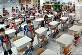 6月11日，四川成都一群小学生每周调换座位，令行禁止，整齐如一。网友：老师是排兵布阵的高手！#记录校园生活 #小学生 #你怎么看  #祖国的花朵未来的栋梁 视频封面