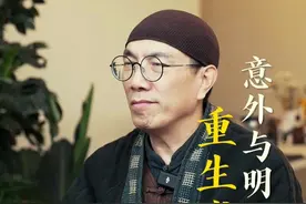#健康 喉管每动一下都如刀割，可当我看清医生那熬红的眼睛，原来我们病人觉得天塌地陷的这几分钟，不过是他们连轴转的日常。夜里听着监护仪滴滴声，突然懂了：哪有什么冷血医护，都是被生死时速逼成机器的人。 #生命如此脆弱#医护人员辛苦了视频封面