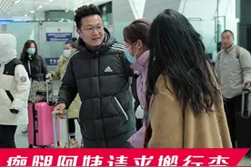 “瘸腿”老太求助搬拿行李，谁料行李箱内藏猫腻 遇到类似情况需警惕，稍不注意可能就酿成大错！#防坑视频封面