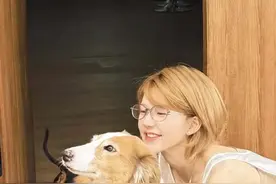 女生回应捡到救助赵露思的狗狗 在地铁口看到浑身湿透的狗十分可怜 没想到是明星的 赵露思助理已把乐乐带回家#赵露思 #萌宠 #狗狗@我是海琳吖