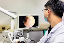 女生（@溜溜的闪电⚡ ）骑车 虫子不慎飞到耳朵里，到医院用内窥镜才取出来。