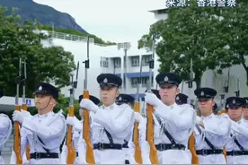 #香港警队护旗方队中式步操 在新中国迎来75岁生日之际，香港警队发布了一段视频。香港警队护旗方队身跨95式自动步枪与56式半自动礼宾枪，以中式步操列队进场。从齐步走到正步走，再到挥旗敬礼，清一色中国标准。