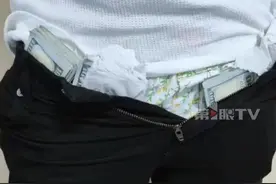 两男子携带31万美元现钞入境被查！行李箱内藏15万美元，每人裤子里、脚踝上夹藏8万美元，共计31万美元。目前海关已依法暂扣该批美元。视频封面