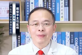 精神分裂症为什么会突然发作？ #涨知识 精神分裂症患者突然发作的原因可能多种多样，以下是其中的一些主要因素：
第一、大脑结构和神经递质异常：#精神分裂症 患者的大脑结构可能存在不同程度的病理变化，且神经功能存在缺陷，这可能导致神经递质活动失衡。患者对神经递质的敏感性增加，更容易在不良刺激下发病。
第二、遗传因素：精神分裂疾病和遗传有一定的关系，如狂躁症、人格障碍、精神发育迟滞等，常有明显的遗传倾向。父母如果一方有遗传病，那么对后代会造成很大的影响，也会增加后代的患病率。
第三、生化因素：垂体丘脑肾上腺素轴出现异常，直接影响多巴胺分泌，比如分泌亢进，这是精神分裂症的重要诱因。
第四、不良性格特点：很多患者具有内向、敏感、多疑等性格特点，遇事不善于表达，当遭受突发事变时，病情很容易复发。
第五、环境因素：环境刺激是诱发精神分裂症的重要因素，如滥用药物、失去亲人、失恋、情感虐待等。滥用安非他命、咖啡因等药物都可能诱发该病。此外，妊娠和分娩问题，如早产、孕期感染、宫内缺氧等，也可能增加精神分裂症的发病风险。
第六、患者自身因素：当知道患上疾病以后，患者内心非常难受，也可能会有抗拒的心理，不愿意去治疗疾病，内心害怕逃避疾病，不积极配合医生的治疗。有些患者在病情好转后，可能会私自更改服药次数或不服用药物，这些行为均可能导致病情的加重和突然发作。
需要注意的是，这些因素可能单独或共同作用，导致精神分裂症的突然发作。因此，在治疗和护理过程中，需要综合考虑患者的个体情况，采取综合性的措施来预防和控制疾病的发作。同时，公众对精神分裂症的认知和理解也是减少患者恐惧和歧视、帮助他们更好地融入社会的重要方面。#硬核健康科普行动  @创作灵感小助手视频封面