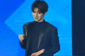 捣蒜舞，还是得看蔡徐坤。视频封面