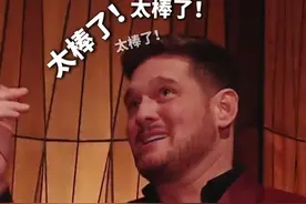 6月20日，《歌手2025》第六期。单依纯现场演唱《一个人跳舞》再现绝美海豚音。手握五座格莱美奖的国际唱将Michael Bublé（麦可•布雷）跨洋而来，现场随歌摇摆嗨不停！#单依纯  #麦可布雷  #外国摇子