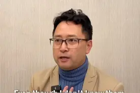2025年新年伊始 ，美国One Voice儿童合唱团再度来到上海，用他们的童声为新年拉开序幕。合唱团的创始人兼指挥福田康夫（Masa Fukuda）表示：“我们的使命是用童声的力量激励世界。在过去的一年里，我们一直非常想念中国，并期待着有一天能再次回到这里。如今我们的愿望终于实现了。我们热爱中国、热爱上海，我们的心为此融化。视频封面