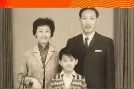 #王家卫 不戴墨镜是这样的！小时候好帅啊~视频封面