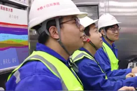 金塘海底隧道是甬舟铁路项目的控制性工程，这个春节，一群小伙子们放弃休息，坚守在地下60多米深的项目施工现场。视频封面