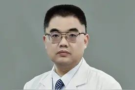 带娃就医五技巧，高效便捷花钱少 #育儿 #儿童健康 #就医技巧 怎么能让大家能够更高效地进行门诊的就诊，在这里余医生给大家提几点小小的建议，家里有孩子的建议收藏起来，以备不时之需。
第一个，就诊前把就诊思路梳理好。孩子有哪些症状？有没有在其他地方看过？你的主要诉求是什么？有哪些疑问和担心？想让医生帮你解决哪些问题？整体思路先梳理好。
第二个，就诊前病例资料准备好。孩子做过哪些检查，用过哪些药，效果怎么样，孩子有没有特殊情况需要提前告诉医生的？如果有已经拍摄的片子、检查报告建议一起带过来。在这里特别提醒一下，对于在外面已经做过基因检测的，无论孩子是疑似基因罕见病，还是来做产前诊断的，建议把基因检测数据一起拷贝过来。
第三个，初诊尽可能把孩子带来，有时候家长或者朋友带着孩子的片子资料过来，但孩子本人没有来，这个时候其实会影响到我们对于病人整体情况的判断，影响到最终治疗方案的选择。
第四个，如果你不了解孩子可能要做哪些检查，尽量早上空腹来。
第五个，希望大家就诊前提前准备好一个就诊记录的清单，把心里面想到的问题写几点，记在小纸片上，这样来的时候就可以一条一条的问了。门诊中遇到不少家长说，来之前好多问题想问，就诊中一个也想不起来了。无论你有什么样的问题或顾虑，你都要坦诚的把你的想法和顾虑告诉医生。只有这样医生才可以给你更专业、更真诚的沟通和指导。视频封面
