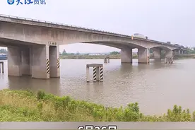 裕溪河特大桥工程开工！芜湖过江通行能力将大幅提升 6月26日，位于江北的芜湖长江三桥和芜合高速接线工程裕溪河特大桥项目，正式开工建设。项目计划工期为24个月，力争2026年春节前建成通车。
该连接线建成后，将系统地优化区域路网布局，届时，芜湖长江大桥和芜湖长江三桥将共同承担芜合高速过江交通量，彻底缓解现有芜湖长江大桥的通行压力，助力区域经济发展。视频封面