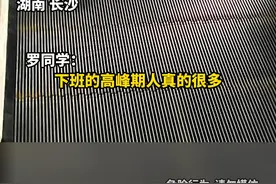 女子乘扶梯时拖鞋被卡住，引路人好奇观望，爱穿拖鞋的朋友们要注意安全噢！#这就尴尬了 #安全出行 