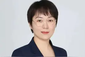 个人做生意不交税会不会被查？ 个人做生意如何交税
先说个大实话，大部分个体户是没有交税的，越是偏远地区，越是农村交税的越少
不抬杠，你不相信你就去郊区问一问，不能说绝对，大多数都是领了营业执照就直接经营的
或者干脆执照都不领

你要是说税务局会不会来查，这个概率很低，根据deepseek搜索结果，截止24年9月底，全国有个体工商户1.25亿户，就这个数量，税务局查的过来吗？真当稽查没有成本啊。

个人做生意，如果是临时性 季节性的 规模很小，个人交易就行了，直接做生意
万一对方索取发票，你可以去税务局代开，缴纳的税款让对方出

生意做的有一定起色了，开票也比较多，嫌跑税务局麻烦的，可以成立一个个体户自己开票

个体户需要交的税主要三种，增值税及附加，个人所得税
增值税，季度不超过30万，开普票是免税的，交税的话，现在小规模可以减按1个点

个税的征收方式，目前有三种
第一种，核定征收，又称核定利润率，
一般就是用收入乘以核定利润率，算出来的数字就是企业利润，再按5%-35%来交税。
这种方式最大的好处就是简单方便，不用成本发票了，很多缺票的企业拿来滥用，
现在核定征收也收紧了，很多地方都不能做

第二种，定期定额，核定征收的一种
定期定额它核定的是一段时期内的销售额，你每月实际收入跟定额收入取其高交税
其实就是给你的收入设了一个下限，收入多按实际交，收入少按照定额交，也不需要成本票，这个比核定征收相对好办一点

第三种，查账征收，这个就是一般的公司一样，最标准的征收方式，需要做账，需要成本票
，算出来利润适用5%-35%五级累进税率交税
不给核定的地方，个体户都是采用的查账征收方式，这是大势所趋

但是说实话，要是成立查账征收的个体户，那我不如开有限公司了，好歹还是有限责任
#彭会计财税  #财税顾问  #企业财务外包服务  #南京注册公司代账视频封面