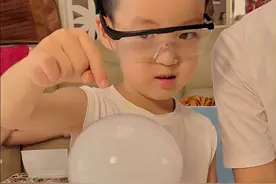 送的干冰不要扔，加点水就是免费的玩具～今天给孩子做一个超大烟雾泡泡。#干冰 #科学小实验 #亲子小实验