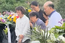 袁隆平夫人在亲友搀扶下到墓园祭扫
