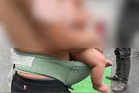 大冬天抱着不穿衣服的孩子站街头 他想干啥？ #村干部回应男子不给小孩穿衣服 #江西赣州于都 #未成年人隐私权 #男子寒冬光膀抱赤裸幼儿拍视频视频封面