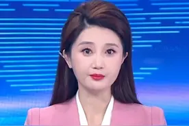 5月21日（报道），近日，广东省教育厅等五部门联合印发《关于加强中小学生校服管理工作的指导意见》，明确校服采购须遵循自愿原则，严禁强制购买或捆绑销售。该《意见》将于2025年7月1日起施行，有效期5年。#校服视频封面
