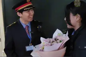相遇又别离！“00后”铁路情侣捧花“探班”，短暂相聚后各自奔赴岗位，用爱与坚守“铺就”春运出行路！#秀我中国   #铁路情侣  #感动  #爱视频封面