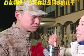 #山东龙口  3月16日凌晨新兵集结出发 奔赴军营 属于兵娃的爱从未缺席，异乡小伙龙口参军家人未能送行，战友妈妈“今天你就是阿姨的儿子”  #新兵入伍季  #感人瞬间  #好男儿保家卫国视频封面