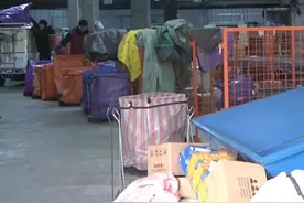男子辛苦送快递 工资被压不发？经理：他离职报告交到会计那儿  我没见过 #快递小哥 #工资 #河南dou知道 #都市接到办视频封面