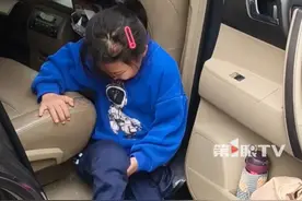 女孩生病导致下半身截瘫，上车、刷牙、学习都自己独立完成。女孩妈妈：她想自己一切独立一点，能做的都是尽量自己做，不会特别依赖我们。视频封面