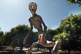 开眼了！男子拍第一视角跳伞，竟被外星怪物猎杀，录下死前画面视频封面