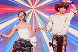 段奥娟姚琛带着他们的《达坂城的姑娘》来了！就这个唱跳+rap！爽！#情歌大会音乐节台前幕后全纪录#情歌大会心动赫兹音乐节#中国情歌大会