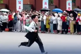 “考场闪电侠”诞生！网友拍到一名考生连续四场第一个冲出考场 6月7日至8日，安徽省宿城一中考点，网友拍到一名考生连续四场考试都是第一个冲出考场。#一考生连续四场第一个冲出考场（@巅峰宿州 都视频剪辑：张墨迪）视频封面