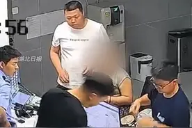 小孩哥在江边捡到4发手枪子弹，主动交给警察叔叔，民警专程到校表扬他。警方提醒：发现可疑物品务必及时报警！@宜昌伍家公安