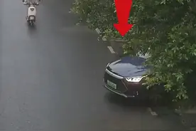 电动车自己摔倒了，我需要承担责任吗？#无接触事故 #汽车知识 #每天一个用车知识视频封面