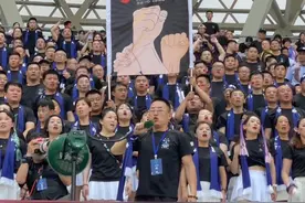 “苏超”赛场上泰州球迷摇旗呐喊为榕江加油，跨越千里的守望！榕江加油！视频封面