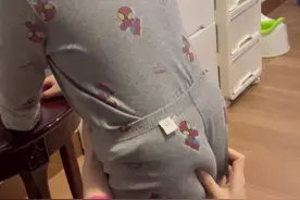 近日，广东广州。宝宝想上厕所没有坑位，妈妈用手直接“夹住”屁股#人类幼崽迷惑行为大赏 #笑到肚子疼视频封面
