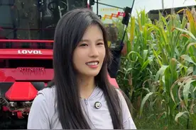 地太湿,收割机陷地里了,看我怎么用百万拖拉机把它拽出来 #各省丰收战队申请出战 #抖音美好丰收节  #中国农民丰收节 #抖音新农人 #美好丰收看山东