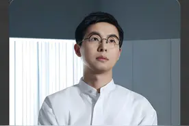 王兴兴，这个90后新锐企业家，杭州六小龙之一，到底有多牛？ 凭啥“收割”任正非、马斯克、黄仁勋等一众科技大佬？#王兴兴 #宇树科技 #科技变革 #机器狗 #哪吒#企业创新视频封面