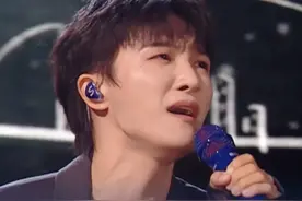 【月牙泉万人星空演唱会临时取消！歌手周深紧急发文：大家一定要注意安全！】#星空演唱会取消周深紧急发文  5月3日晚，鸣沙山月牙泉景区官微发布消息，因大风沙尘天气，原定于今晚8:30的万人星空演唱会临时取消。为了您的游览安全，请您听从景区工作人员的指引，有序撤离。给您带来不便，敬请谅解。3日晚，周深就敦煌突遇沙尘暴天气发文：大家一定要注意安全，快到安全的地方躲一躲。晚上气温也会比较低，一定要时刻注意天气变化。千万不要为了等彩排，安全平安第一第一第一。 （极目新闻）视频封面