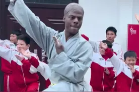 近日，美国顶流网红#甲亢哥来河南学少林功夫爆火  大河报•豫视频独家对话教练梁小龙，整个学习过程里，“甲亢哥”学习了少林五步拳，双截棍基础棍花，散打、绳镖、硬气功，“他很聪明学的很快，对少林寺也很虔诚”#大河报旅游视频封面
