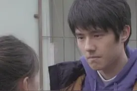#周冬雨 #刘昊然 把吻戏拍成拜把子也就是这俩人了😂，秒变武打片的节奏#周冬雨刘昊然撞头好痛#平原上的火焰 视频封面