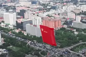 中国军号发布独家视角 直升机挂“正义必胜”“和平必胜”“人民必胜”飞过天安门