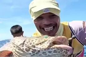 渔民在深海捕鱼时意外发现了一个不明浮漂，却把渔民吓的不知所措 #海钓 #海洋生物 #人鱼大战 #作品同步头条赢激励视频封面