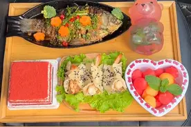 男朋友：烤鱼配虾饺，下班快乐少不liao#副驾驶吃零食 #情侣日常 #男朋友接我下班 视频封面