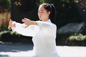 马步拧腰 腰马合一，气沉丹田，脚下生根，不跑不跳，健步如飞。#道家养生 #太极养生动起来 #八段锦 #马步 #武当师一道院