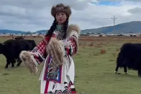 近日 香格里拉一#女生穿红色衣服自拍险些被牦牛怼 ，被路人提醒后撒腿就跑