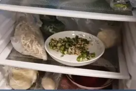 #一家三口舍不得丢隔夜包子吃完中毒 医生：常温食物建议隔一天，冰箱里食物建议隔三天就别吃了！#食品安全视频封面