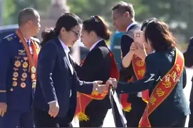 4月28日，在人民大会堂接受表彰后，全国劳动模范和先进工作者们纷纷表示，回到工作岗位后，要继续把本职工作做细做精；在分享荣誉的同时，也会扛起肩上的责任。一起来聆听他们的心声。#全国总工会100周年  #大力弘扬劳模精神视频封面