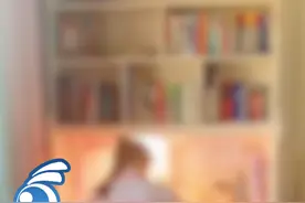 家长质疑老师布置作业时间太晚被班主任踢出家长群，当地教育局回应视频封面